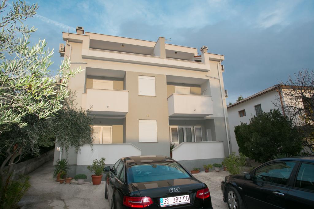 Apartments Rina Novalja Exterior photo