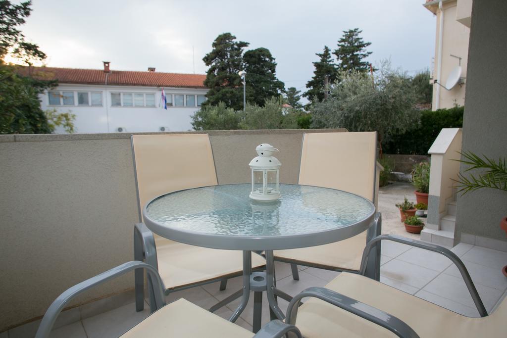 Apartments Rina Novalja Exterior photo
